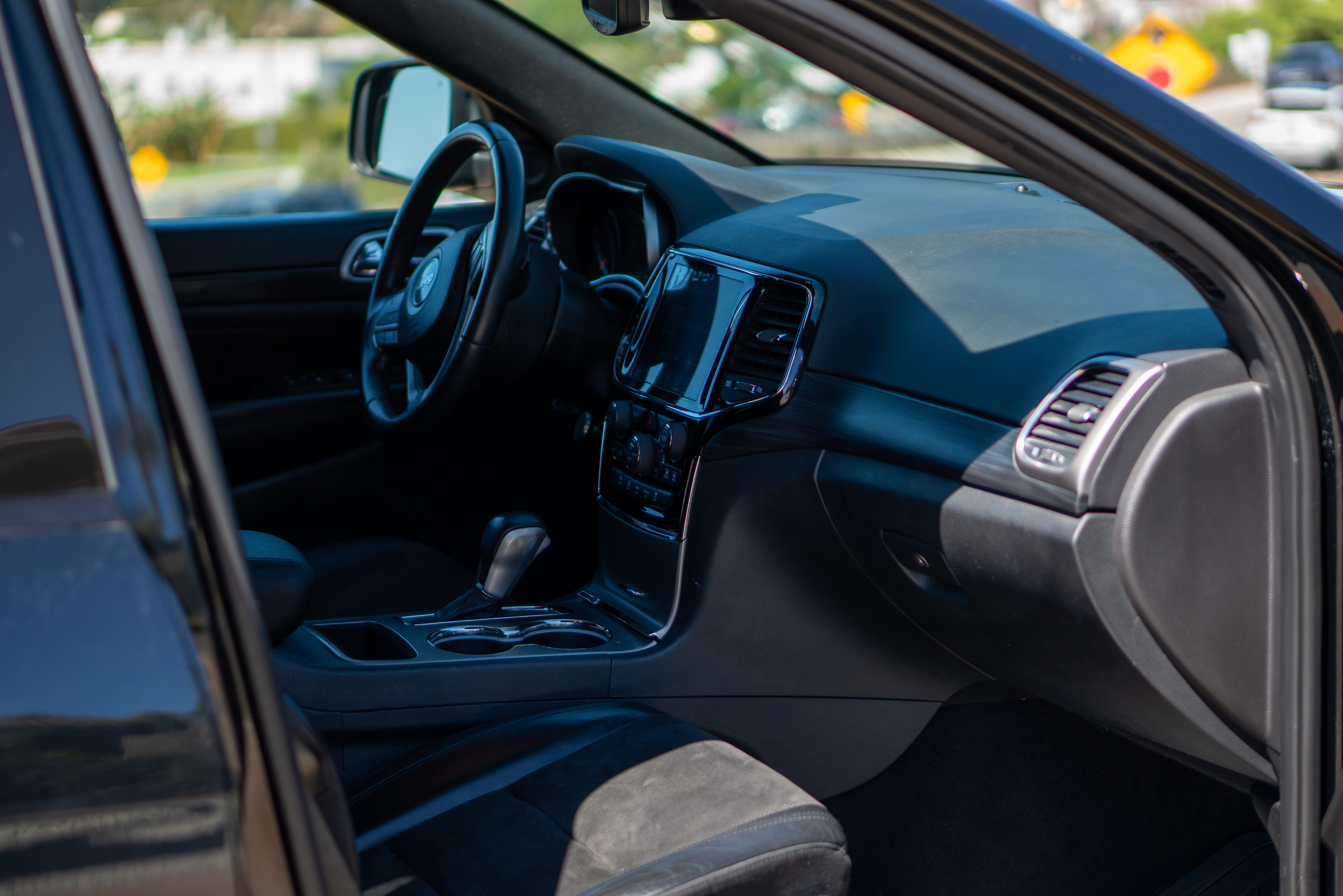 Used 2019 Jeep Grand Cherokee Altitude AWD/4WD image 11