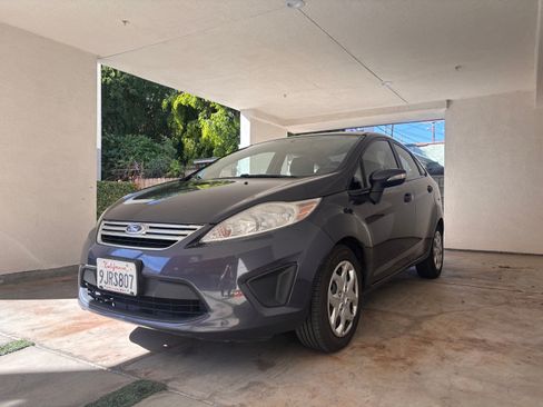 Used 2013 Ford Fiesta SE image 2