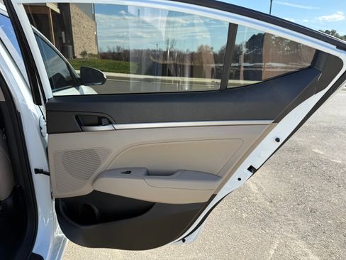 Used 2017 Hyundai Elantra Limited image 21