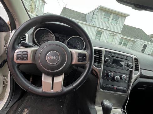 Used 2012 Jeep Grand Cherokee Laredo w/ Laredo E Group AWD/4WD image 11