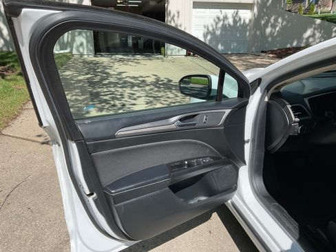 Used 2017 Ford Fusion SE FWD image 5