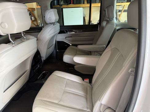 Used 2022 Jeep Wagoneer Series III w/ Premium Group I AWD/4WD image 12