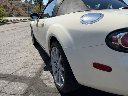 Used 2006 MAZDA MX-5 Miata Sport w/ Suspension Pkg RWD image 8