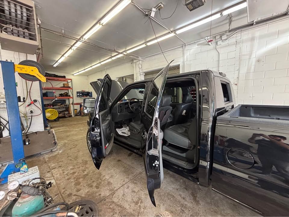Used 2004 Chevrolet Silverado 2500 LT w/ Heavy-Duty Power Package AWD/4WD image 17
