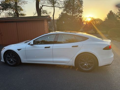 Used 2023 Tesla Model S Standard Range image 1