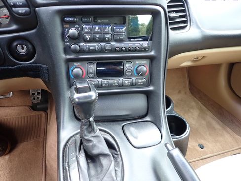 Used 2000 Chevrolet Corvette Convertible w/ Performance Handling Pkg RWD image 20