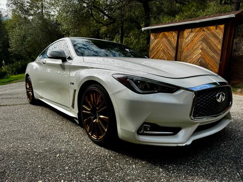 Used 2017 INFINITI Q60 Red Sport 400 image 1