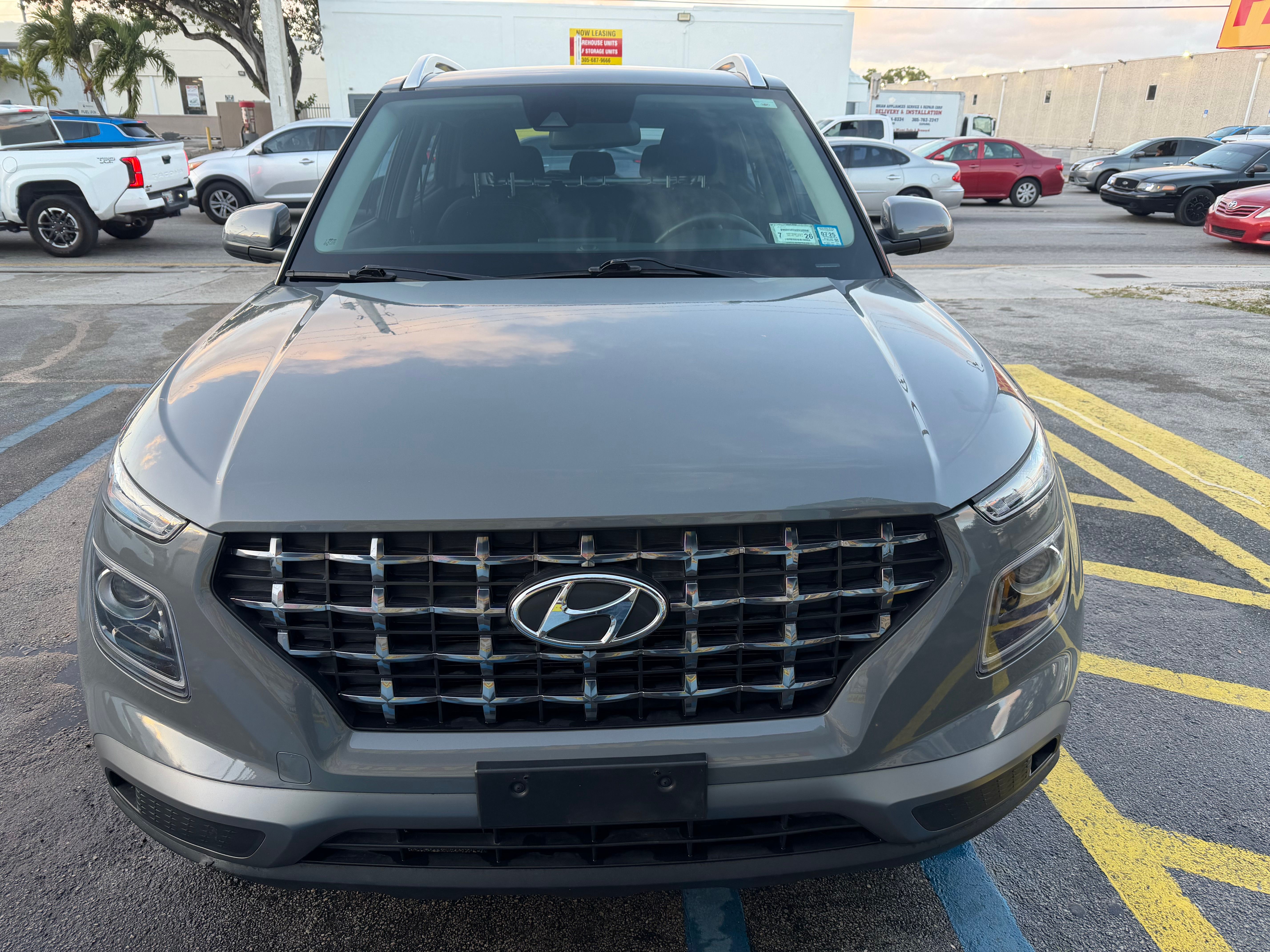 Used 2021 Hyundai Venue SE FWD image 2