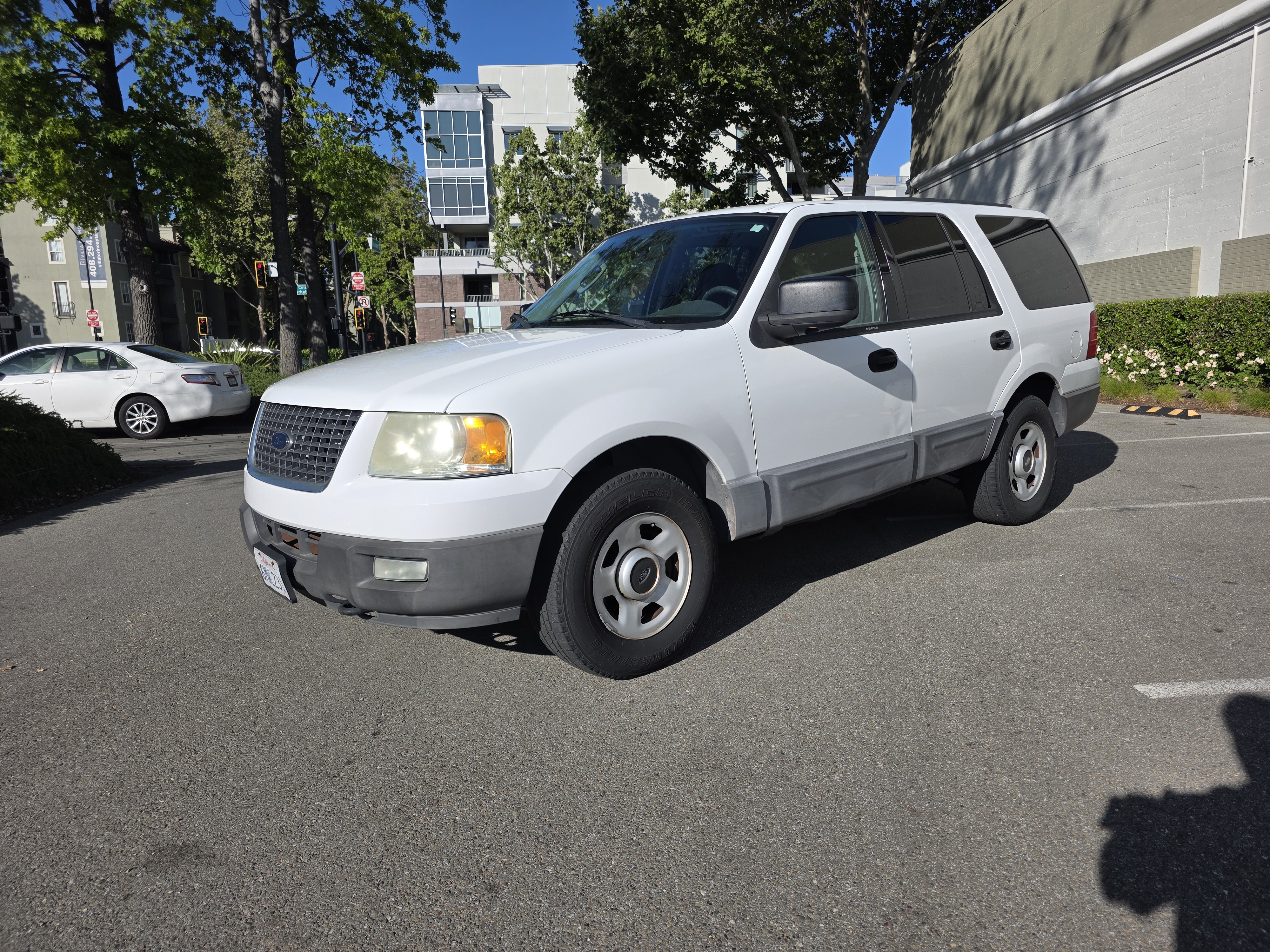 Used 2004 Ford Expedition XLT AWD/4WD image 1