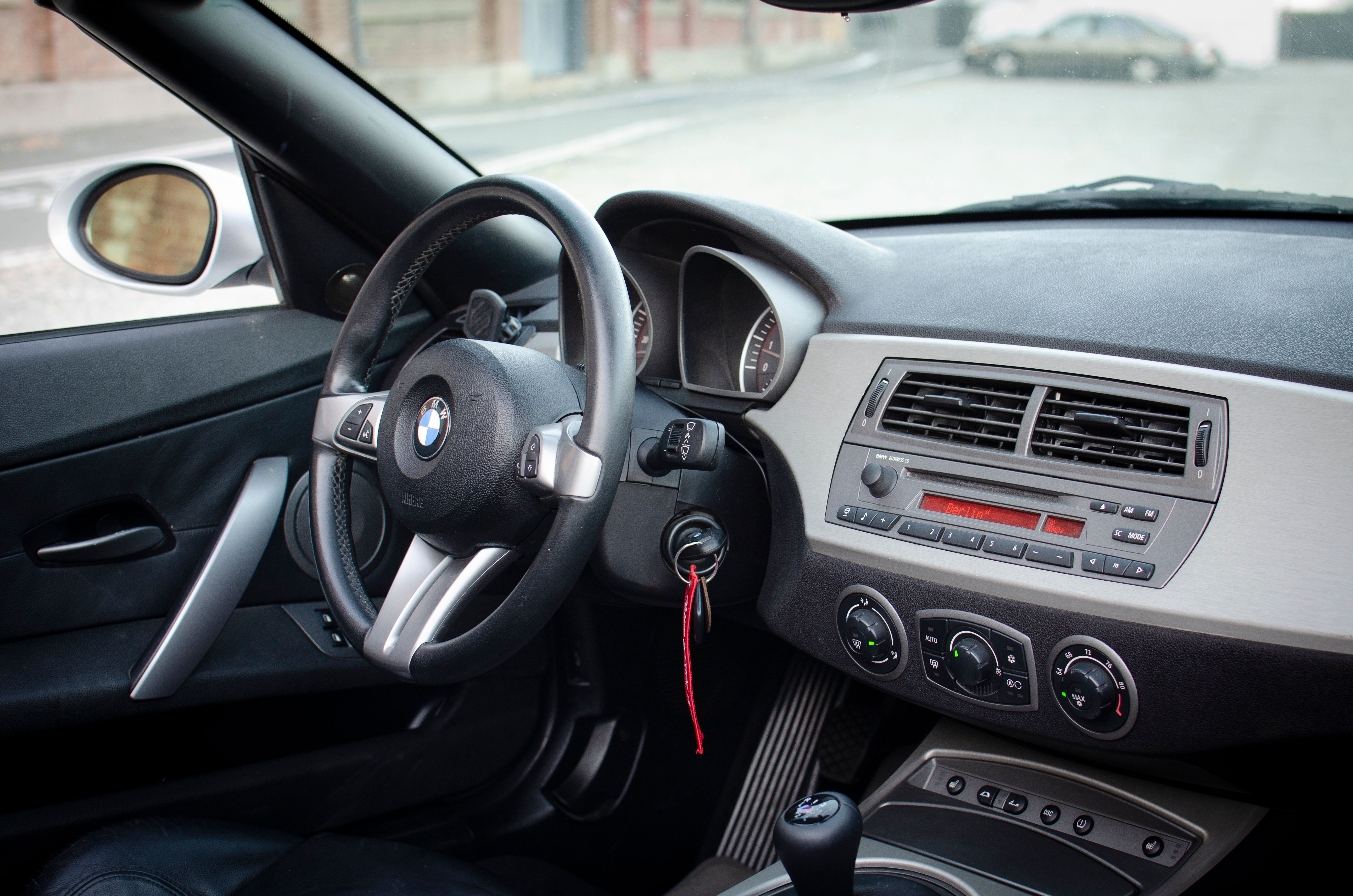 Used 2004 BMW Z4 2.5i RWD image 6