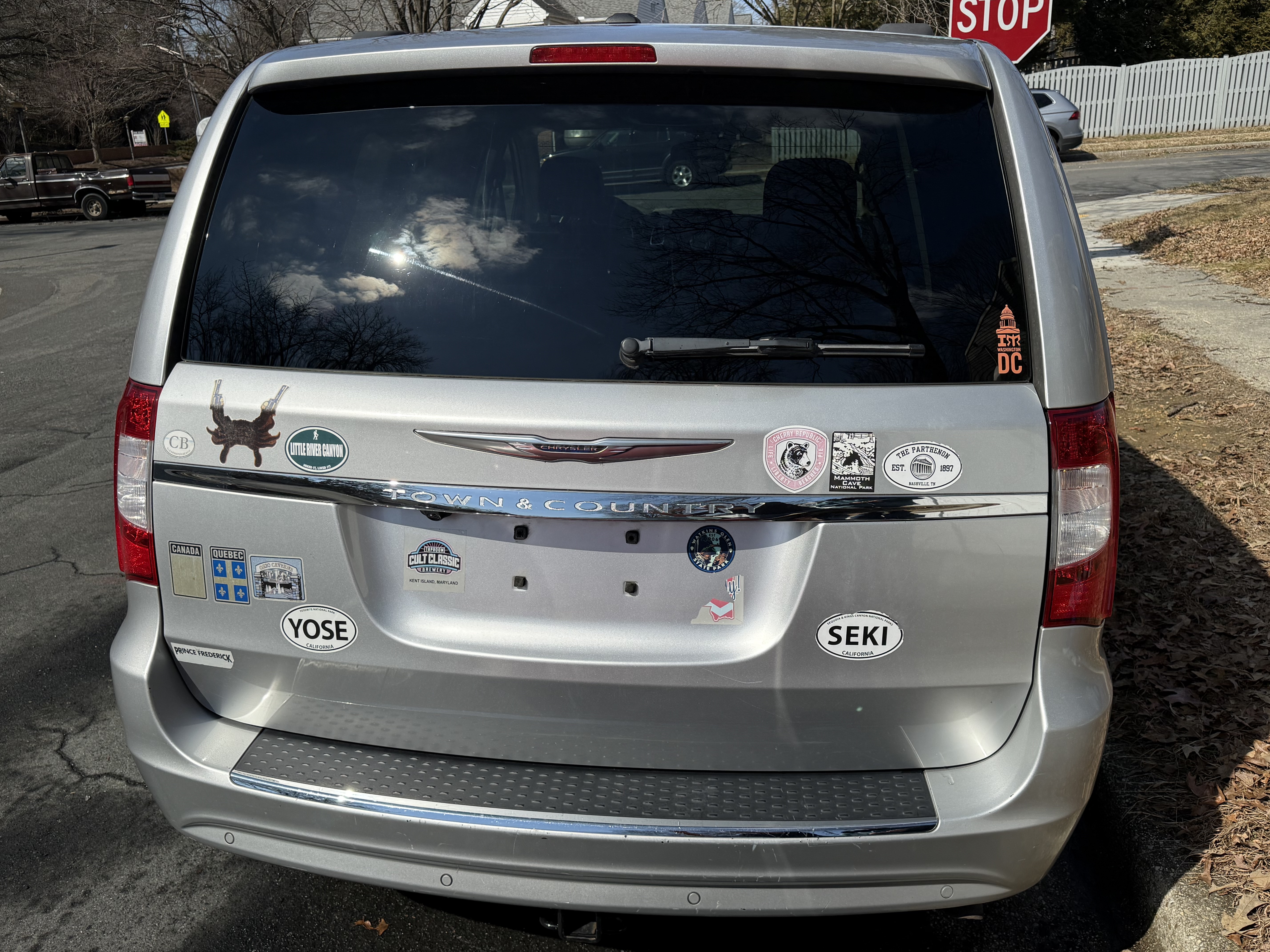 Used 2011 Chrysler Town & Country Touring-L w/ Entertainment Group #2 FWD image 2