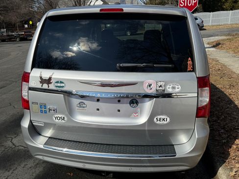 Used 2011 Chrysler Town & Country Touring-L w/ Entertainment Group #2 FWD image 2