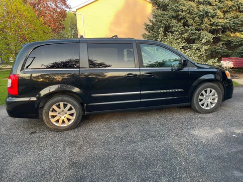 Used 2014 Chrysler Town & Country Touring FWD image 8
