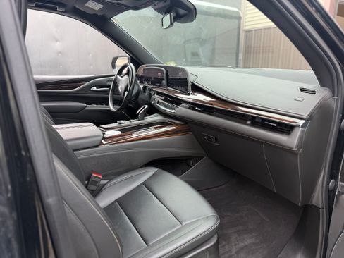 Used 2023 Cadillac Escalade ESV Luxury image 2