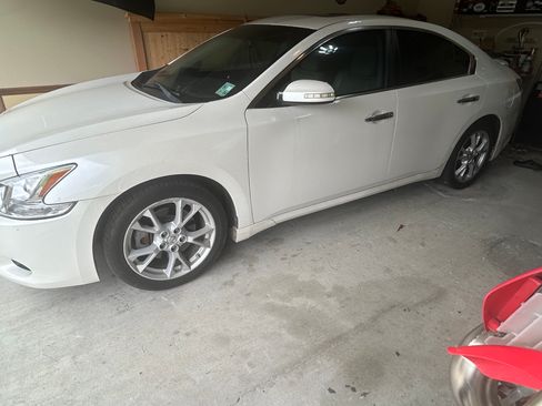 Used 2012 Nissan Maxima 3.5 SV w/ Monitor Pkg FWD image 2