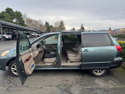 Used 2004 Toyota Sienna XLE Limited image 8