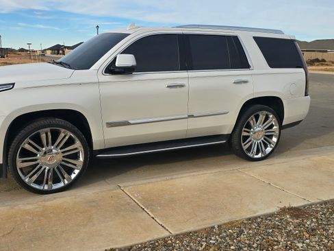 Used 2018 Cadillac Escalade Luxury image 1