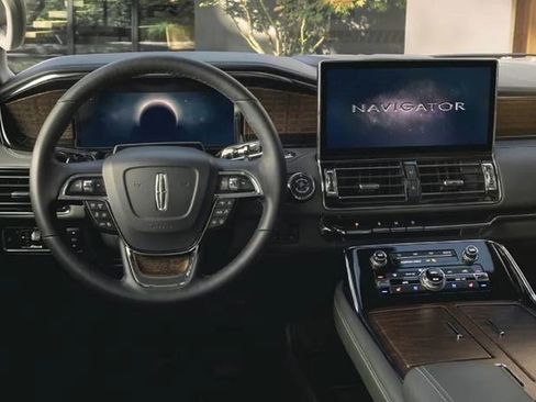 Used 2023 Lincoln Aviator Reserve w/ Elements Package Plus image 2