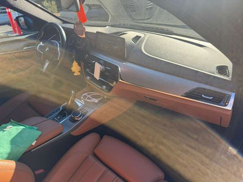 Used 2019 BMW 530e w/ M Sport Package image 10