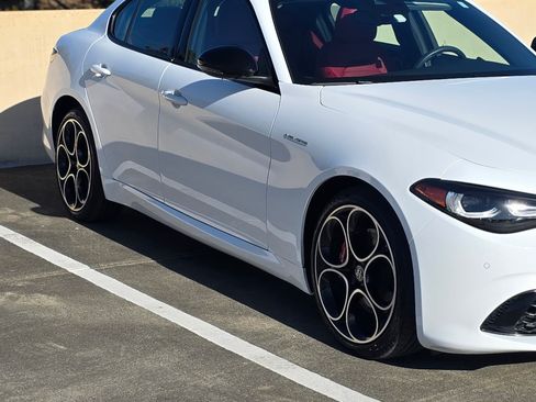 Used 2024 Alfa Romeo Giulia Veloce image 2