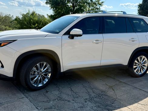 Used 2024 Toyota Grand Highlander AWD image 23