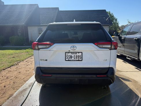 Used 2021 Toyota RAV4 LE image 5