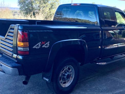 Used 2004 GMC Sierra 2500 SLE w/ Heavy-Duty Power Package AWD/4WD image 2