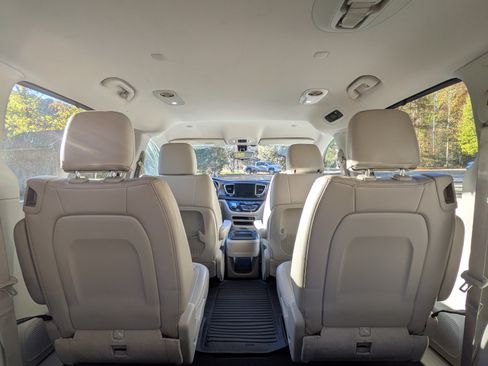 Used 2017 Chrysler Pacifica Touring-L image 11