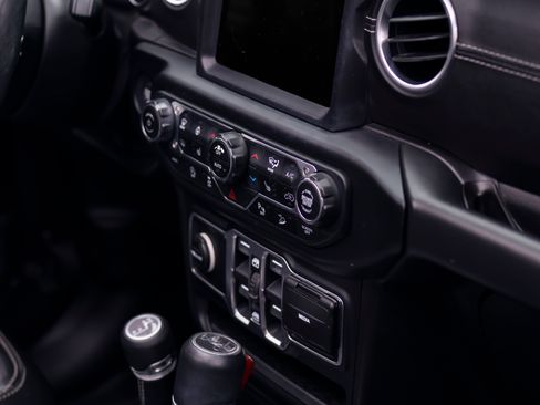 Used 2019 Jeep Wrangler Unlimited Sahara image 38