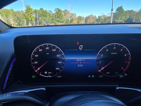 Used 2024 Mercedes-Benz GLB 250 250 4MATIC Sport Utility 4D image 5