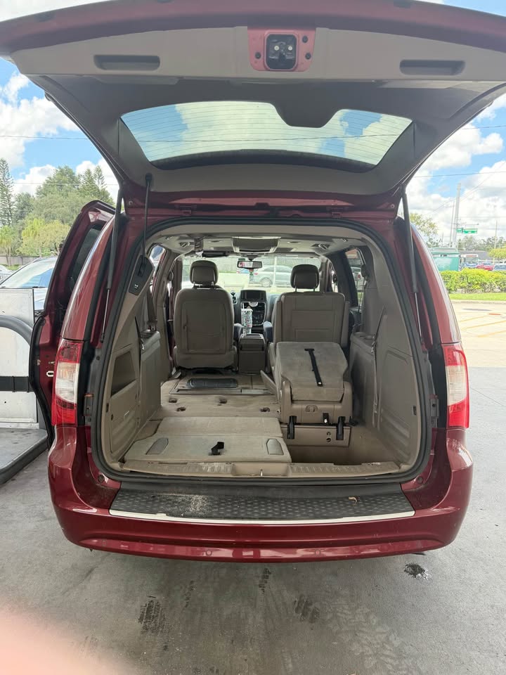 Used 2016 Chrysler Town & Country Touring-L FWD image 14