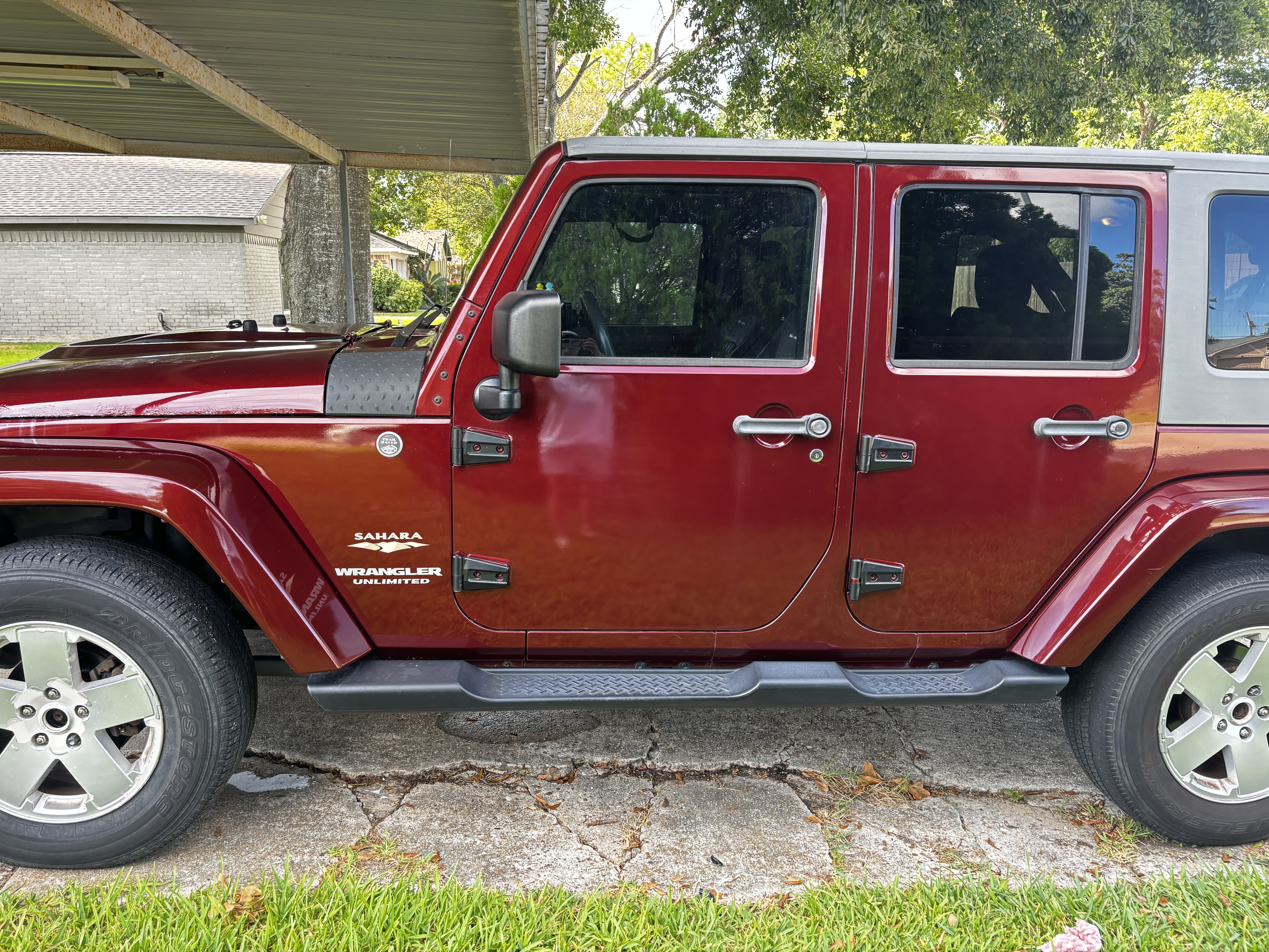 Used 2010 Jeep Wrangler Unlimited Sahara w/ Dual Top Group AWD/4WD image 2