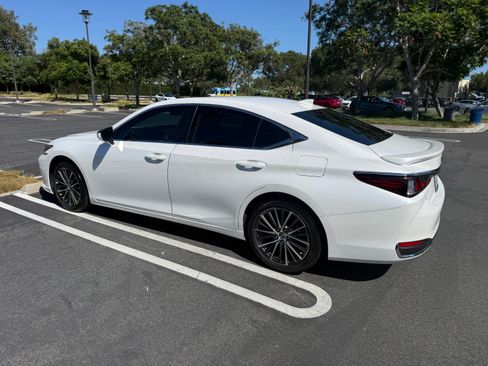 Used 2025 Lexus ES 300h w/ Premium Package FWD image 16