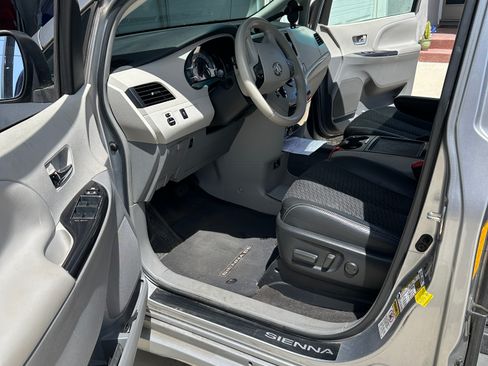 Used 2013 Toyota Sienna SE FWD image 12