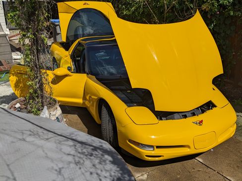 Used 2000 Chevrolet Corvette Coupe w/ Performance Handling Pkg image 4