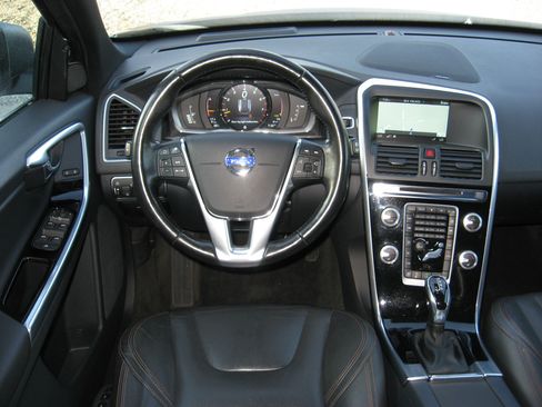 Used 2016 Volvo XC60 T5 Platinum image 11