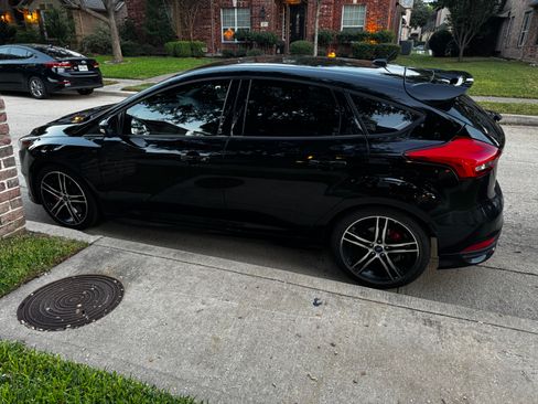 Used 2017 Ford Focus ST image 8