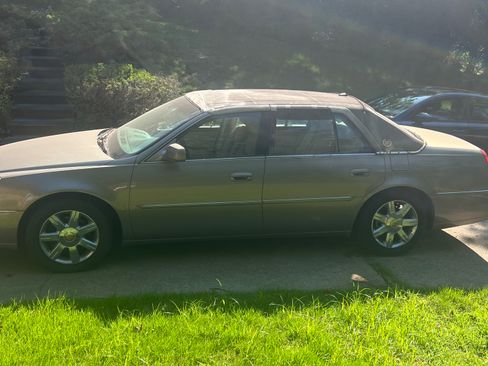 Used 2006 Cadillac DTS w/ Trunk Convenience Package FWD image 5
