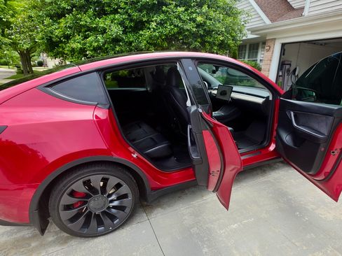 Used 2022 Tesla Model Y Performance AWD/4WD image 17