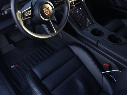 Used 2022 Porsche Taycan image 10