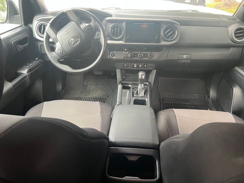 Used 2018 Toyota Tacoma TRD Sport image 6