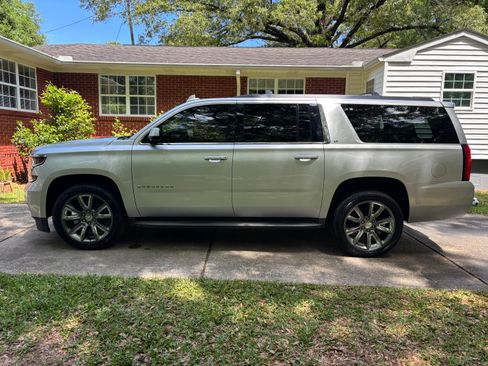 Used 2017 Chevrolet Suburban LT w/ Luxury Package RWD image 6