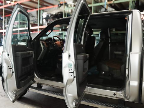 Used 2015 Ford F250 Lariat w/ Lariat Ultimate Package image 5