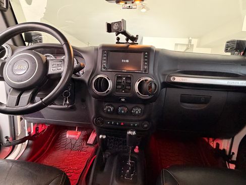 Used 2016 Jeep Wrangler Unlimited Sahara w/ Connectivity Group AWD/4WD image 16