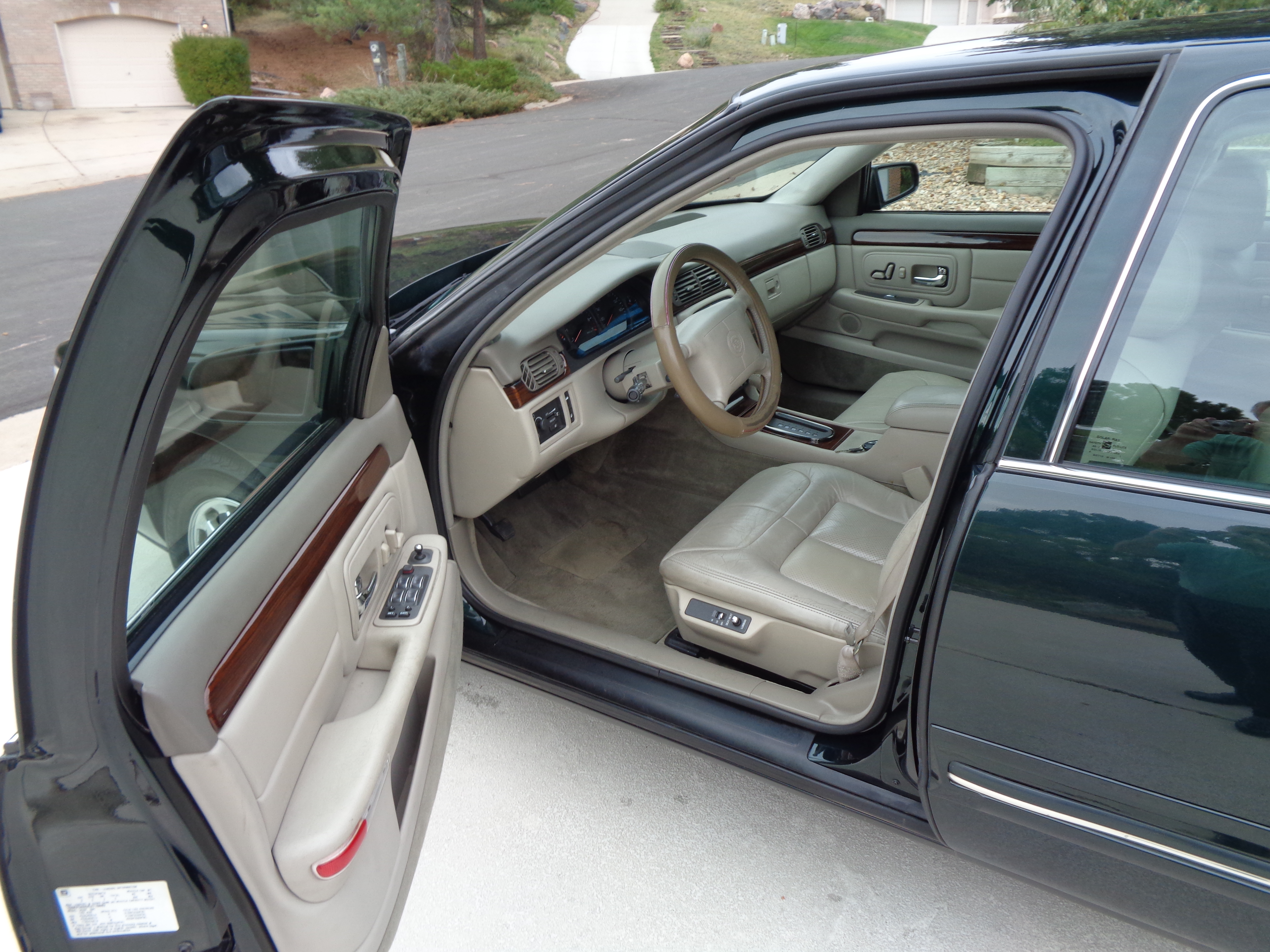 Used 1999 Cadillac De Ville Concours FWD image 2