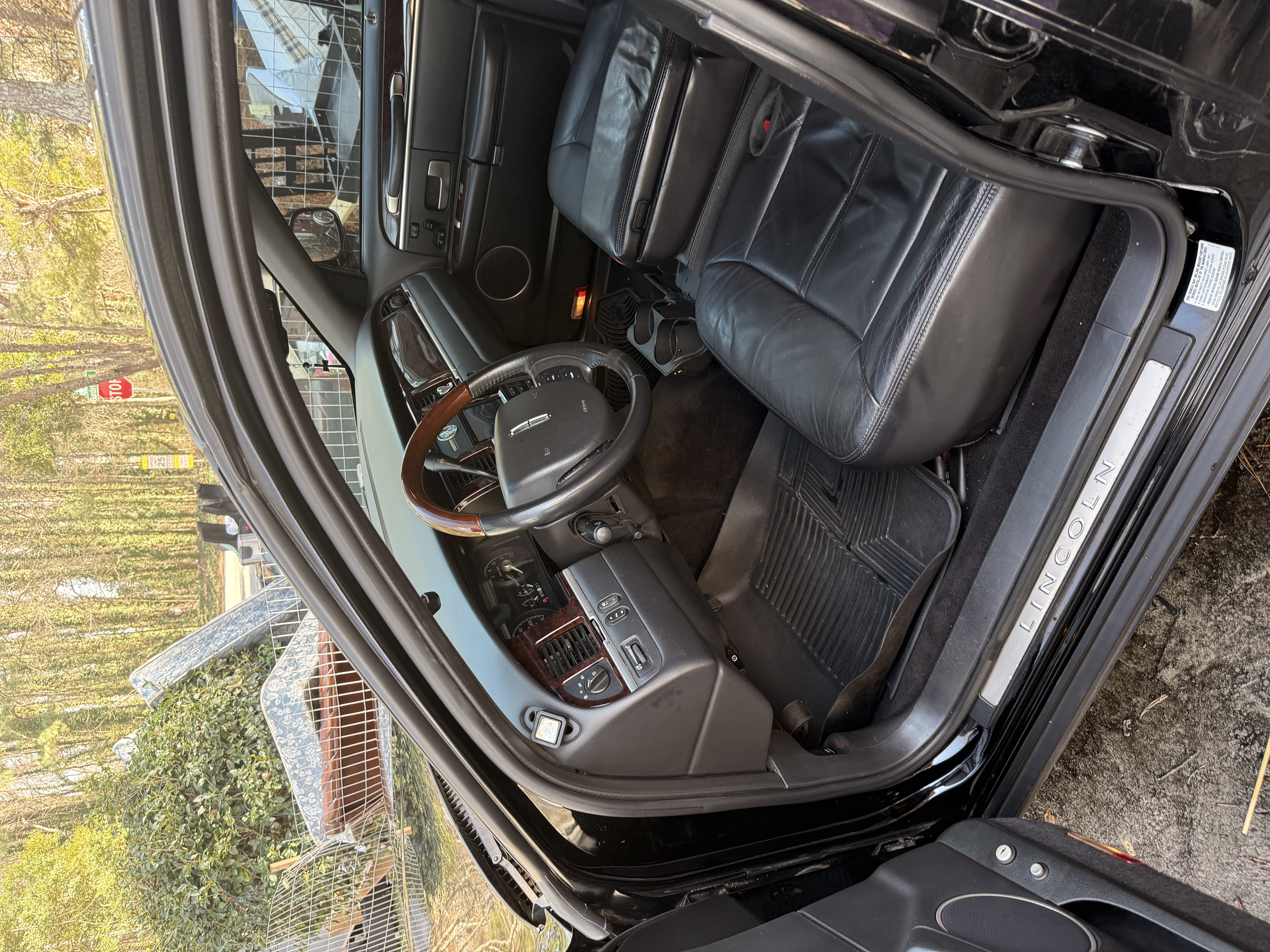 Used 2011 Lincoln Town Car Signature Limited RWD image 5