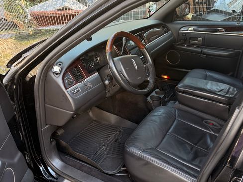 Used 2011 Lincoln Town Car Signature Limited image 5