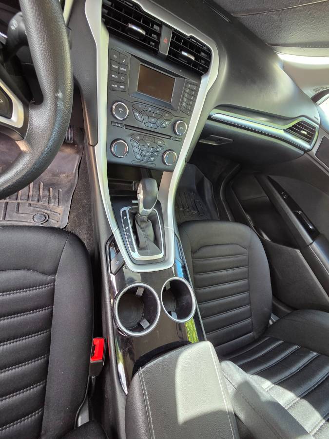 Used 2014 Ford Fusion SE FWD image 9