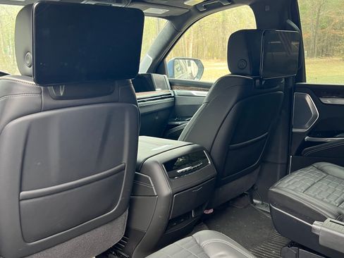 Used 2025 Cadillac Escalade Sport Platinum w/ LPO, ONYX Package image 8