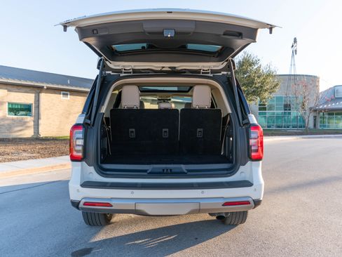 Used 2024 Ford Expedition Limited image 11